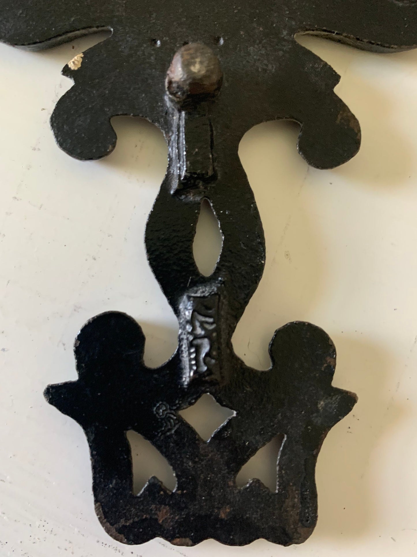 Cast iron trivet with handle