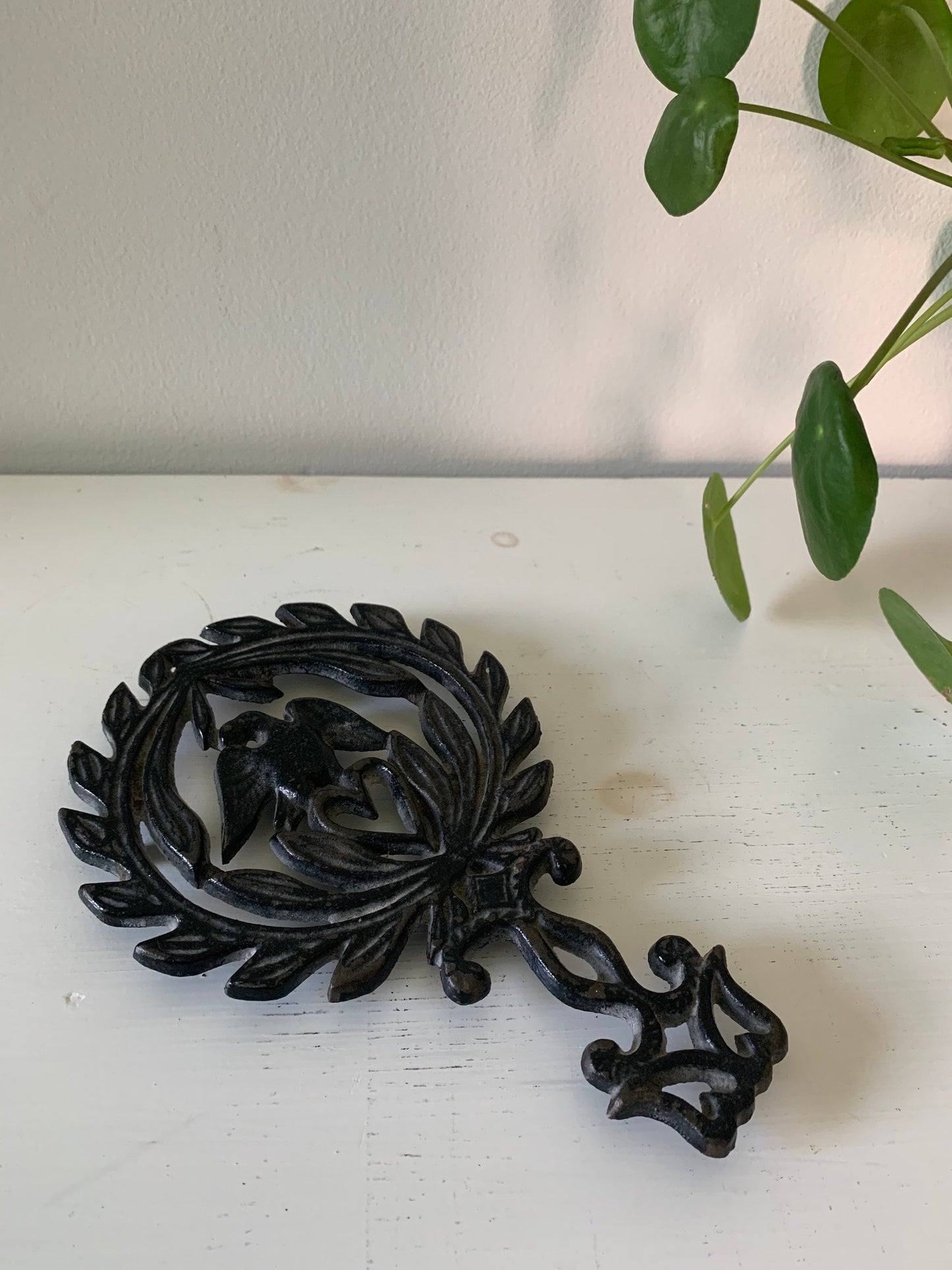 Cast iron trivet with handle